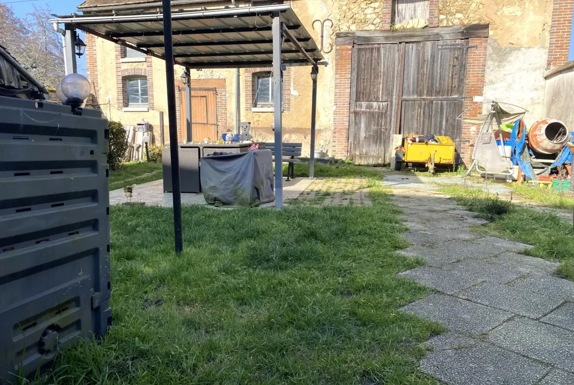 Maison de ville spacieuse à vendre à Courtenay avec dépendance et jardin 
