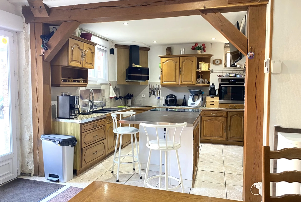 Maison de ville spacieuse à vendre à Courtenay avec dépendance et jardin 