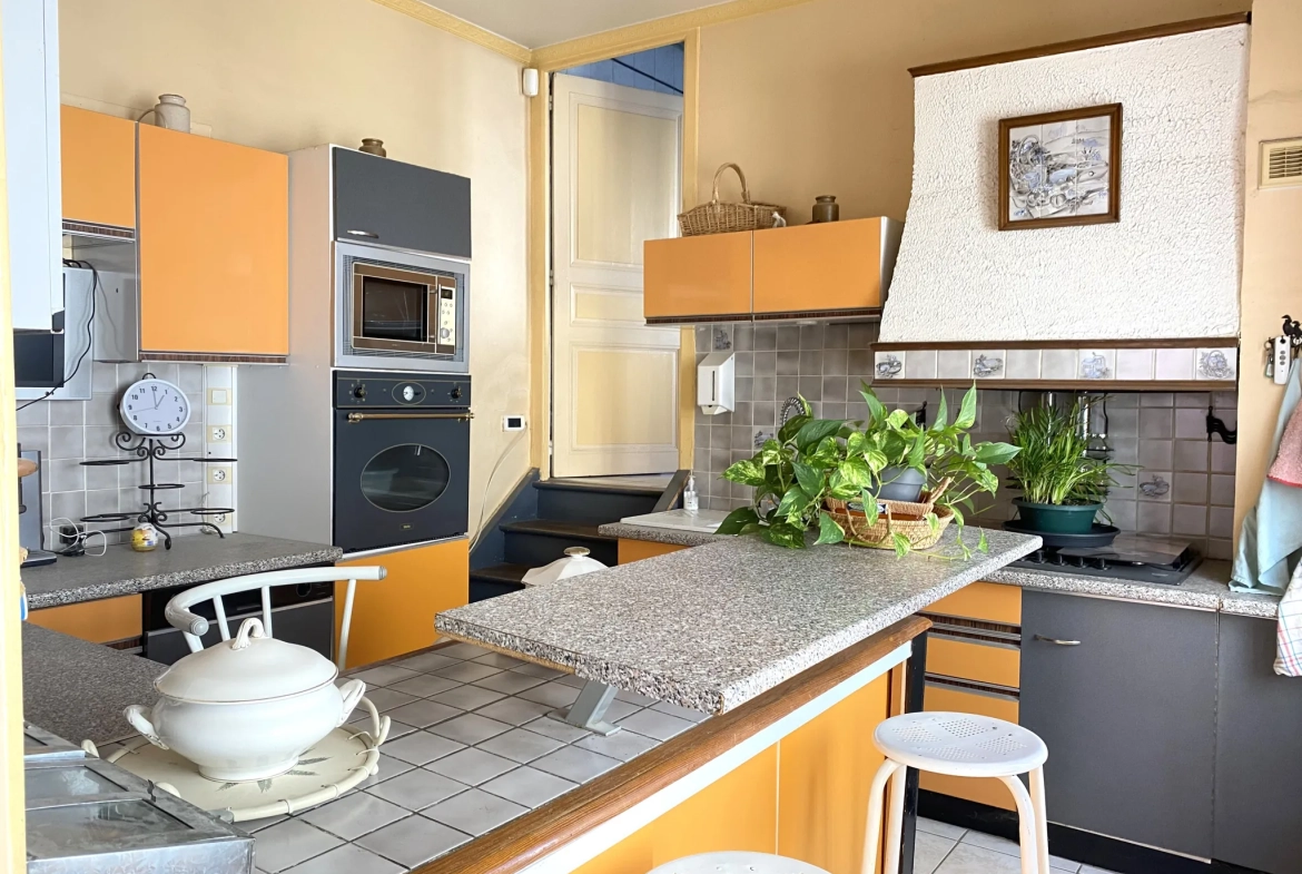Maison de ville spacieuse à vendre à Courtenay avec dépendance et jardin 
