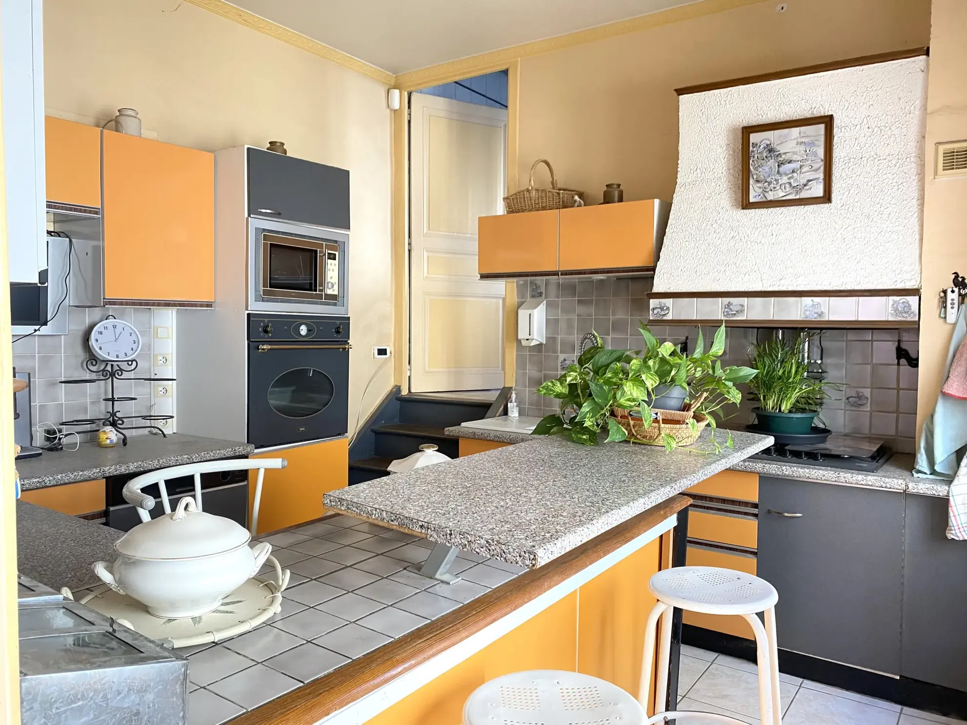Maison de ville spacieuse à vendre à Courtenay avec dépendance et jardin 