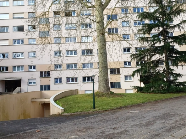 Studette à rénover de 15 m² à Châtillon, idéale pour investissement ou étudiant 