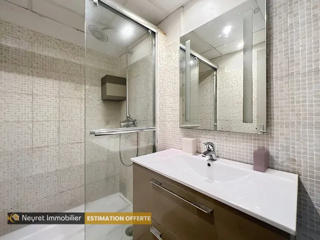 Appartement T3 à Oullins Pierre Benite avec balcon, parking et cave 