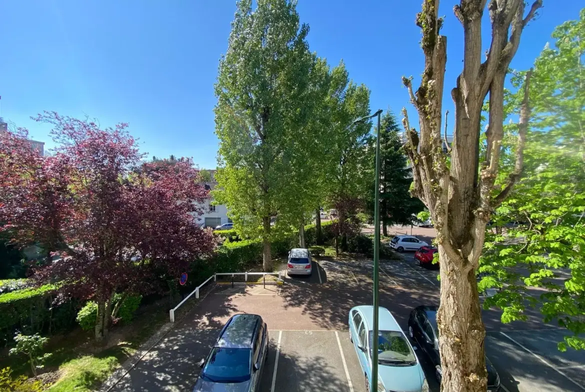 Appartement de 51 m² avec balcon, cave et parking au Chesnay - Exposition Sud-Ouest 