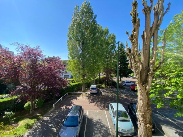 Appartement de 51 m² avec balcon, cave et parking au Chesnay - Exposition Sud-Ouest 