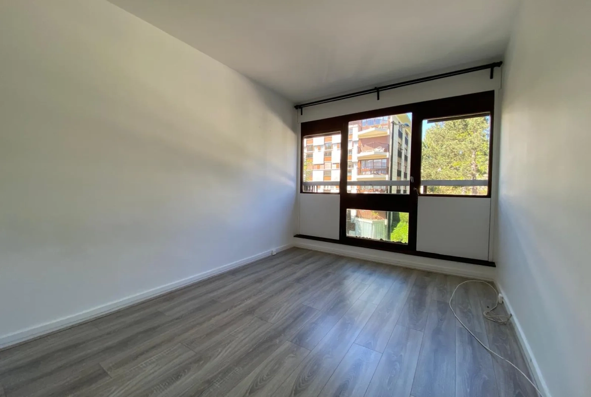 Appartement de 51 m² avec balcon, cave et parking au Chesnay - Exposition Sud-Ouest 