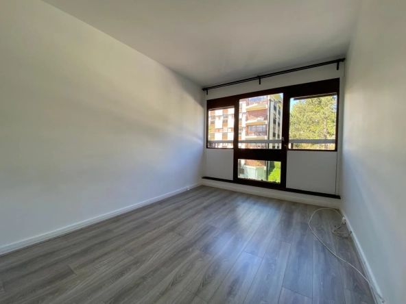 Appartement de 51 m² avec balcon, cave et parking au Chesnay - Exposition Sud-Ouest 