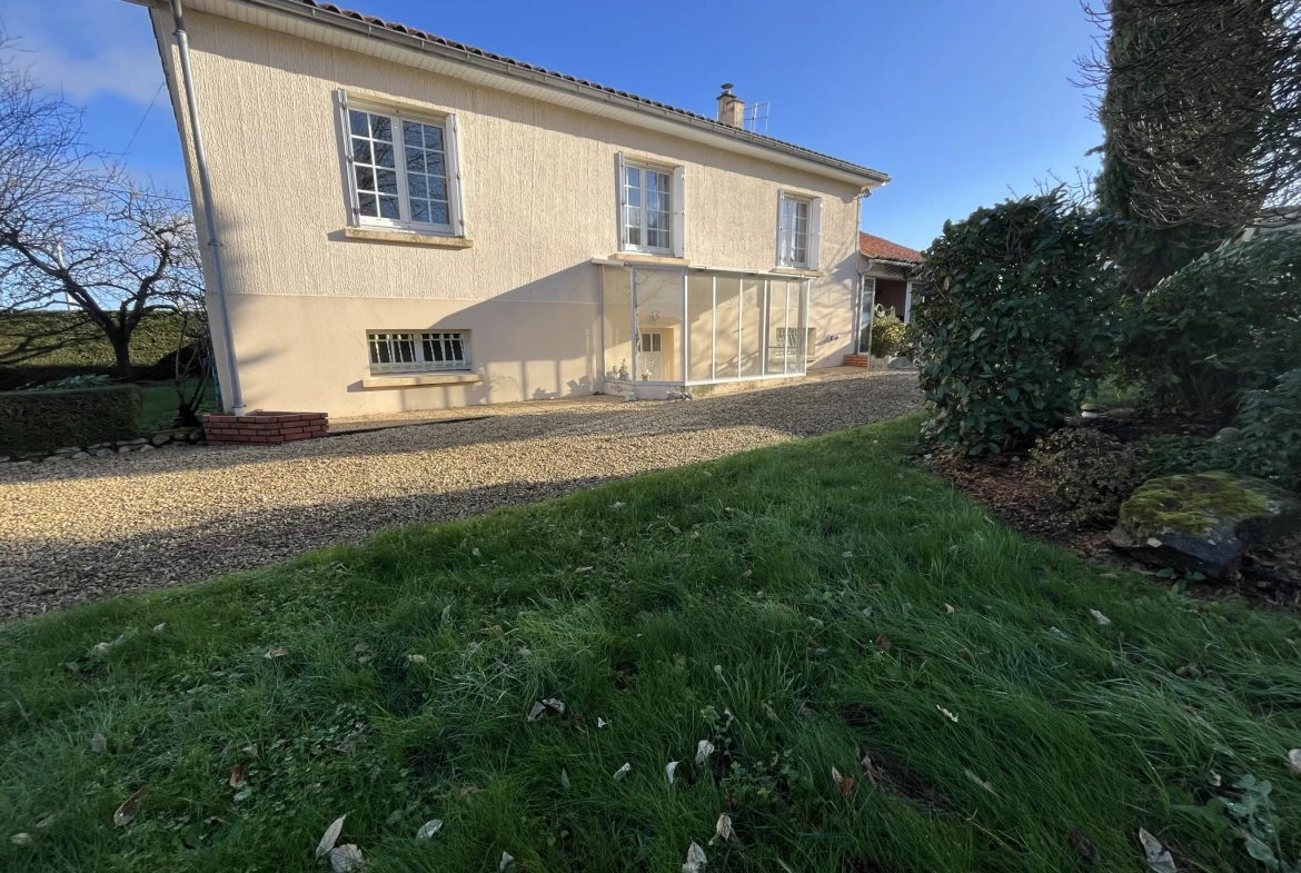 Maison à Thouars de 130 m² proche commerces et écoles dans un quartier calme 