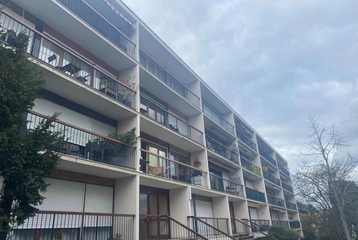 Appartement 2 pièces à Montgeron dans résidence sécurisée avec parking et balcon 