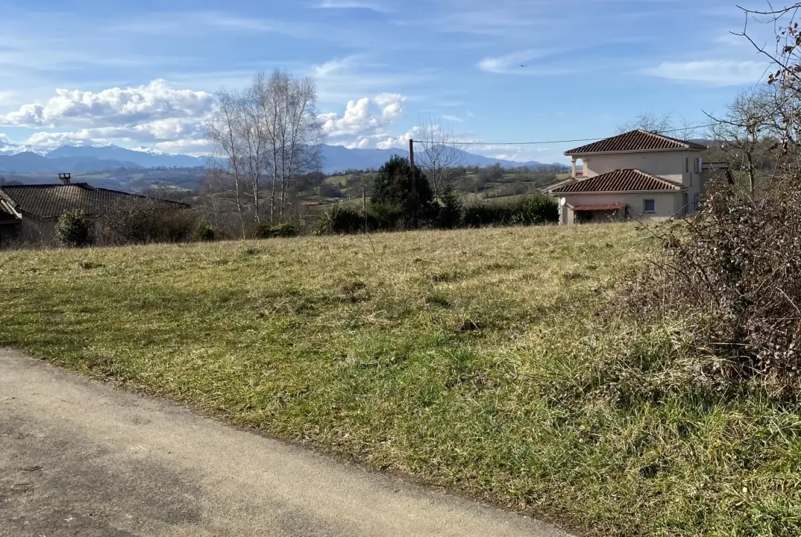 Terrain constructible de 1670 m² avec vue sur les Pyrénées dans le Couserans 