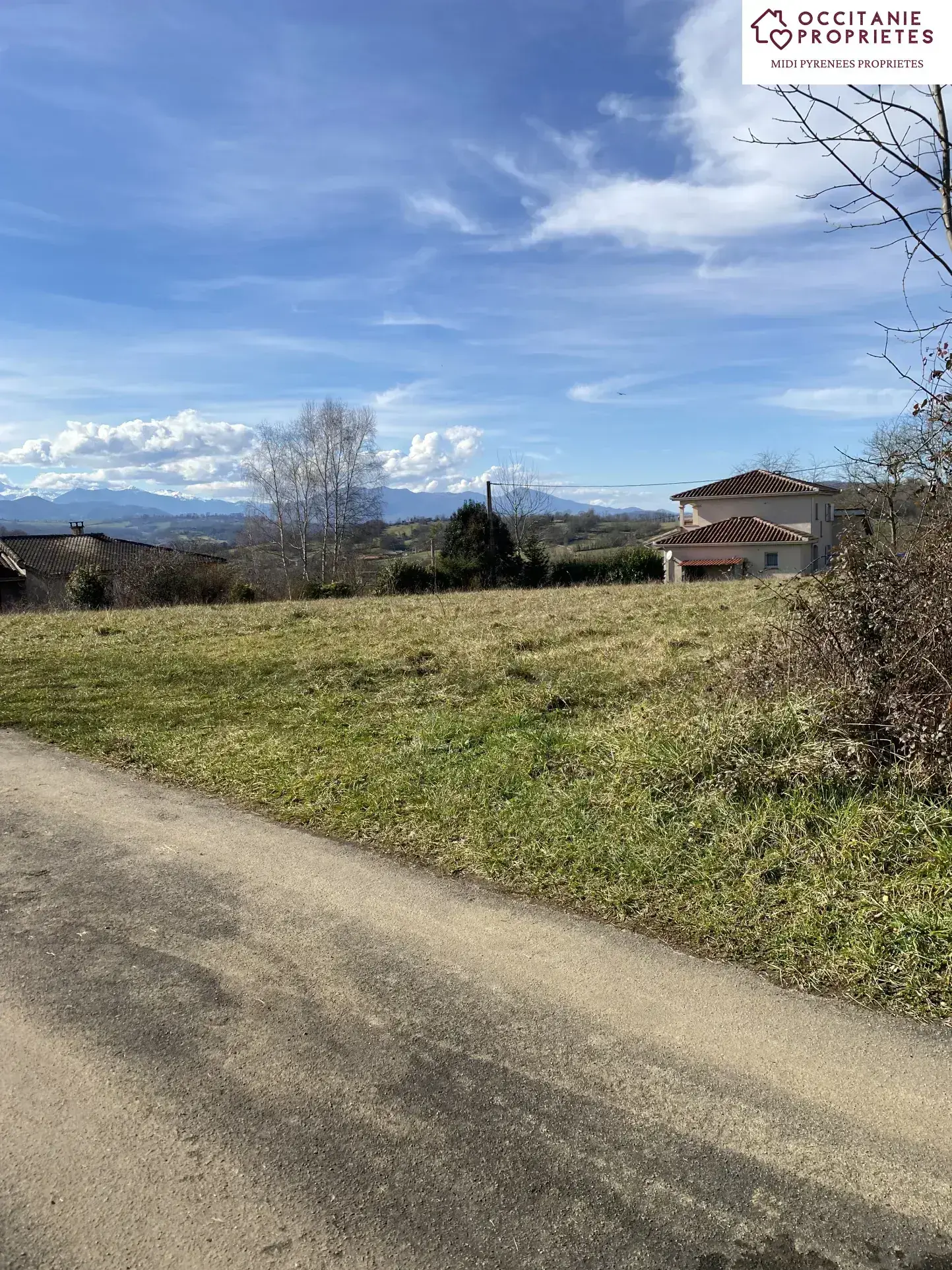 Terrain constructible de 1670 m² avec vue sur les Pyrénées dans le Couserans 
