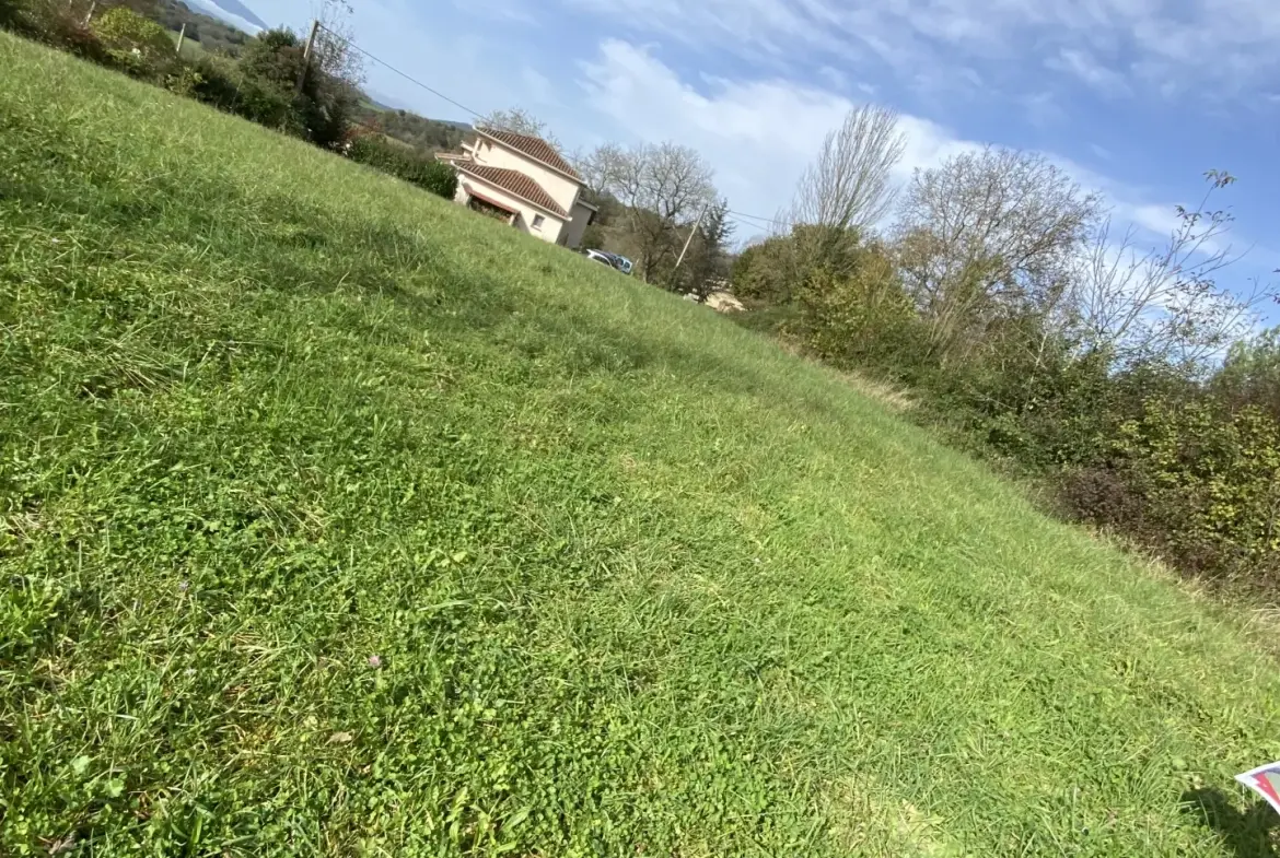 Terrain constructible de 1670 m² avec vue sur les Pyrénées dans le Couserans 