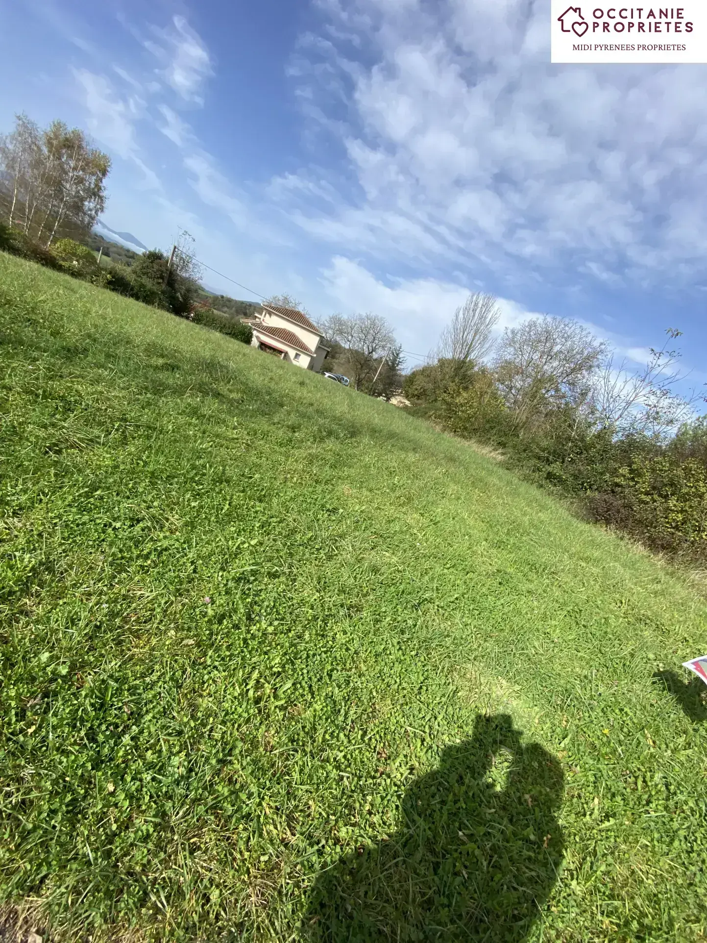 Terrain constructible de 1670 m² avec vue sur les Pyrénées dans le Couserans 