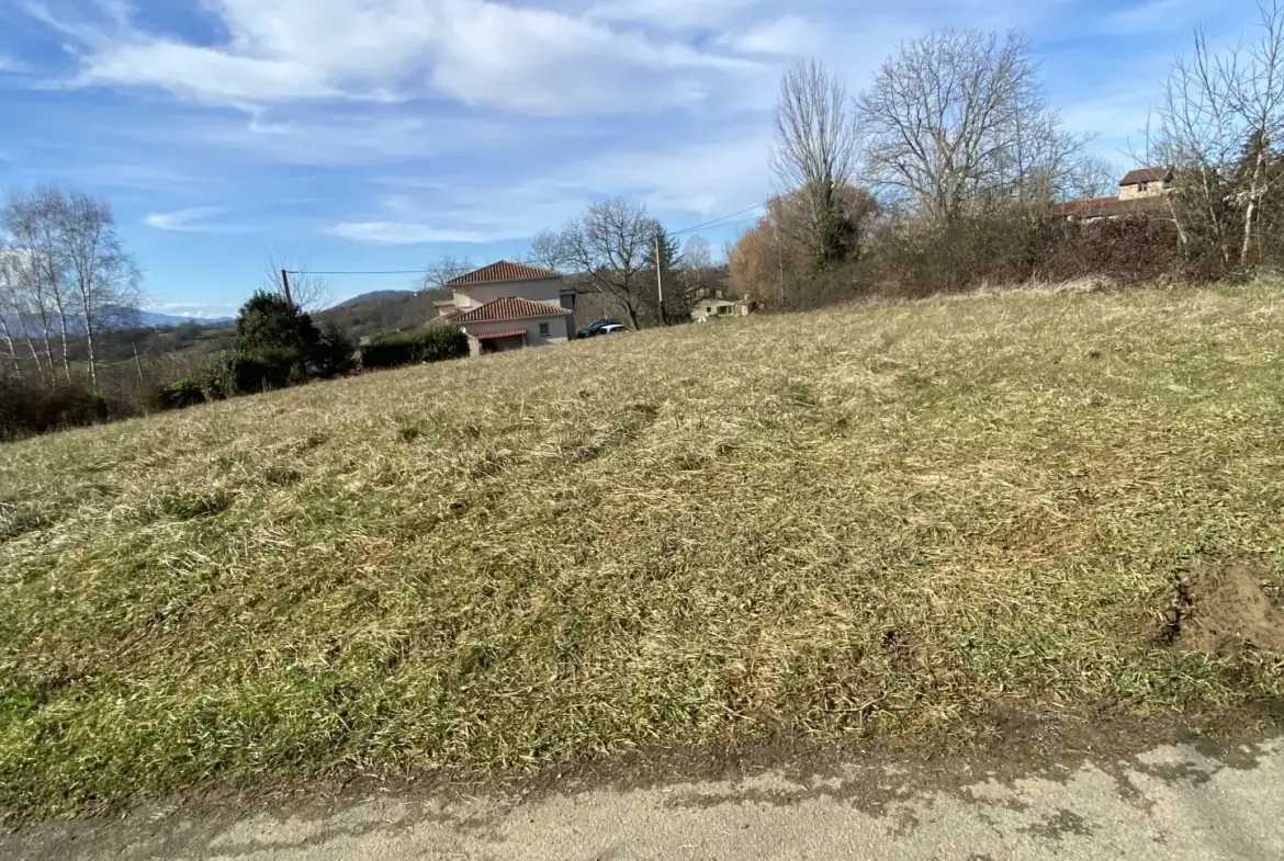 Terrain constructible de 1670 m² avec vue sur les Pyrénées dans le Couserans 