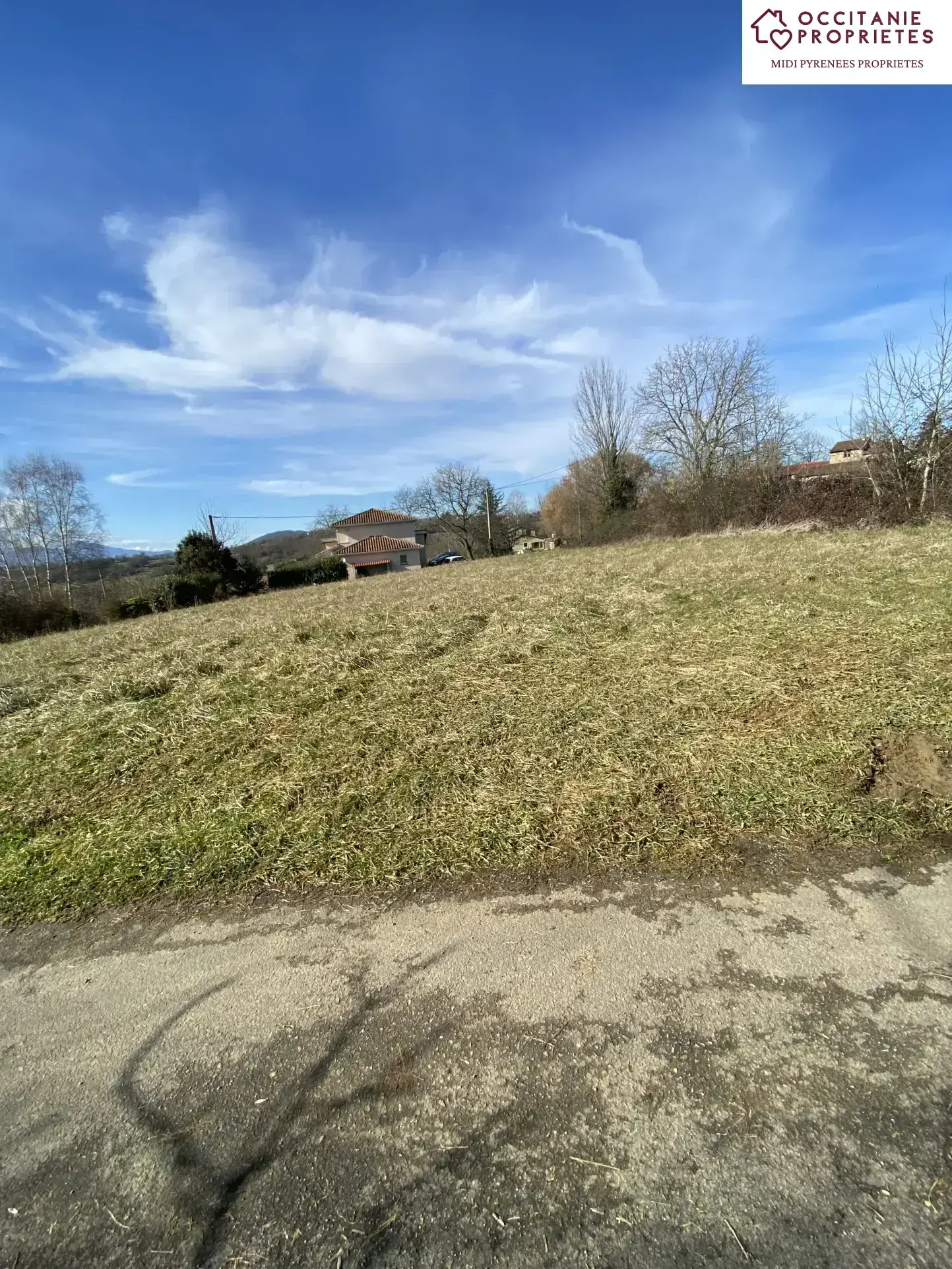 Terrain constructible de 1670 m² avec vue sur les Pyrénées dans le Couserans 