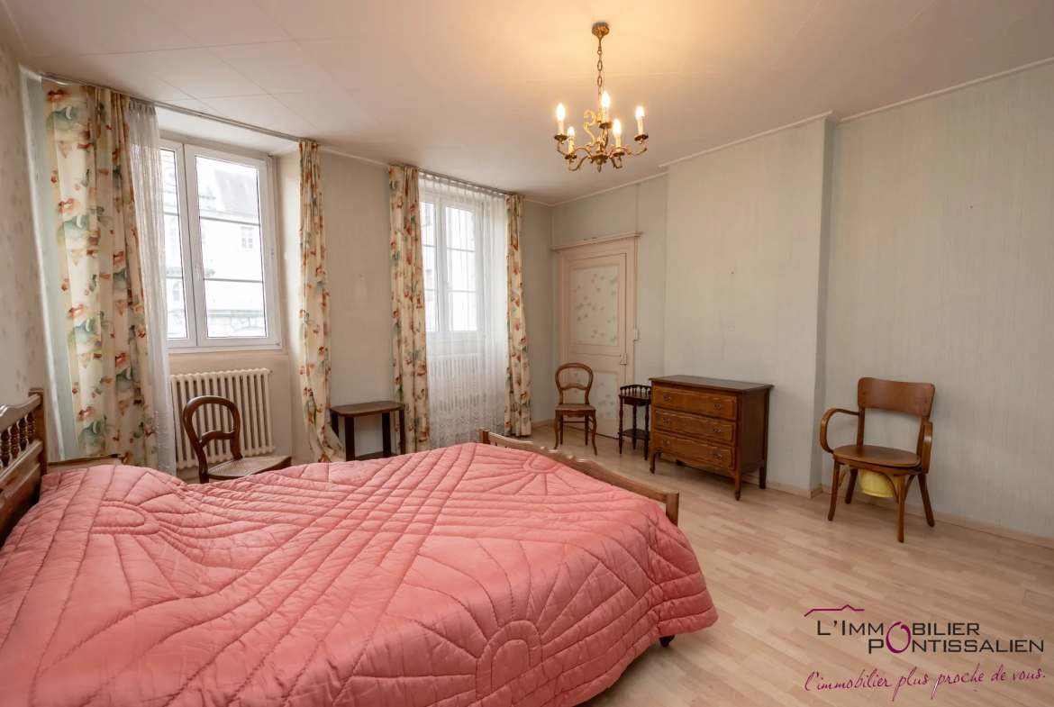 Appartement 4 pièces à Pontarlier proche hôpital avec cave et hauteurs sous plafond 