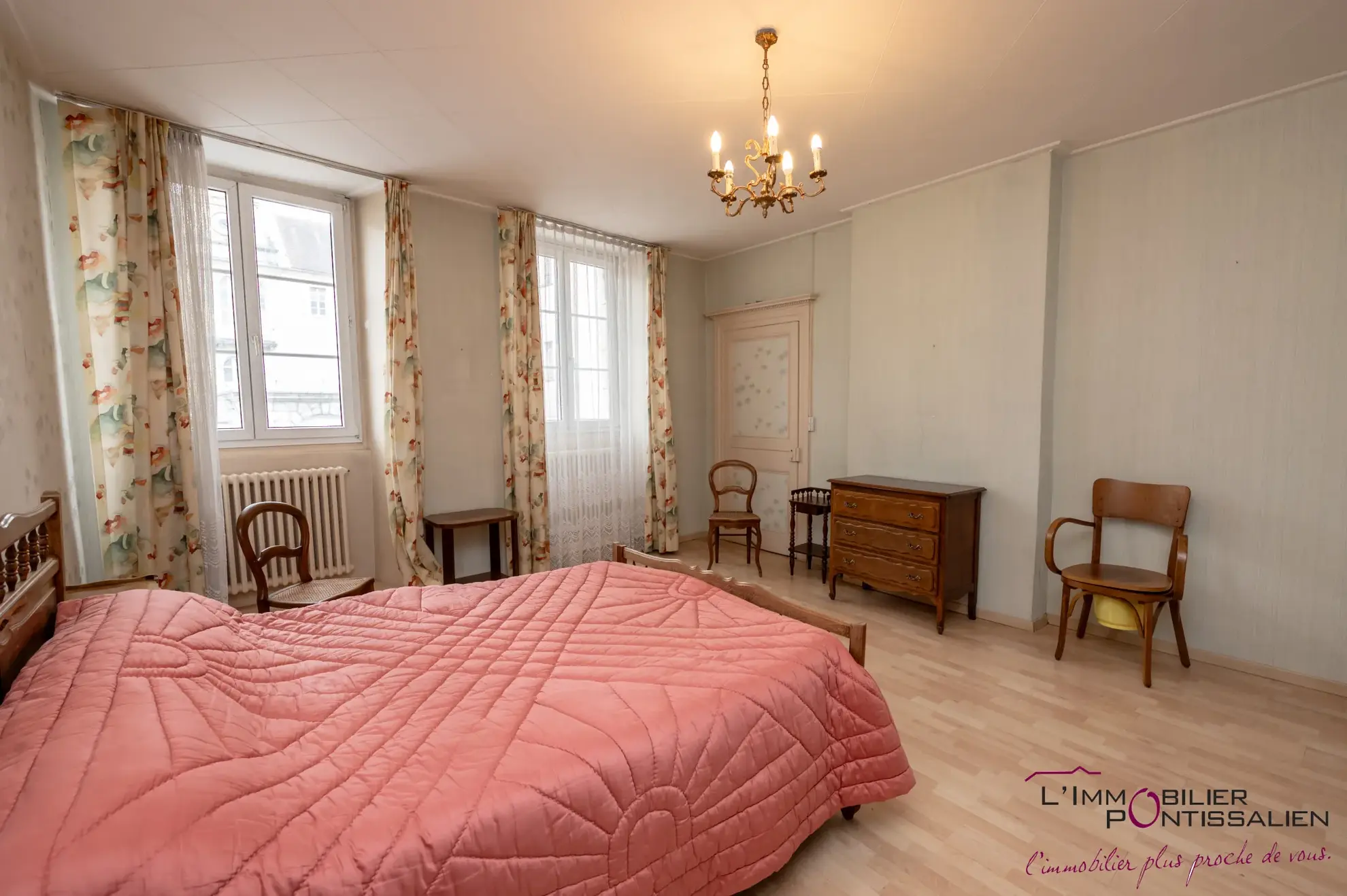 Appartement 4 pièces à Pontarlier proche hôpital avec cave et hauteurs sous plafond 