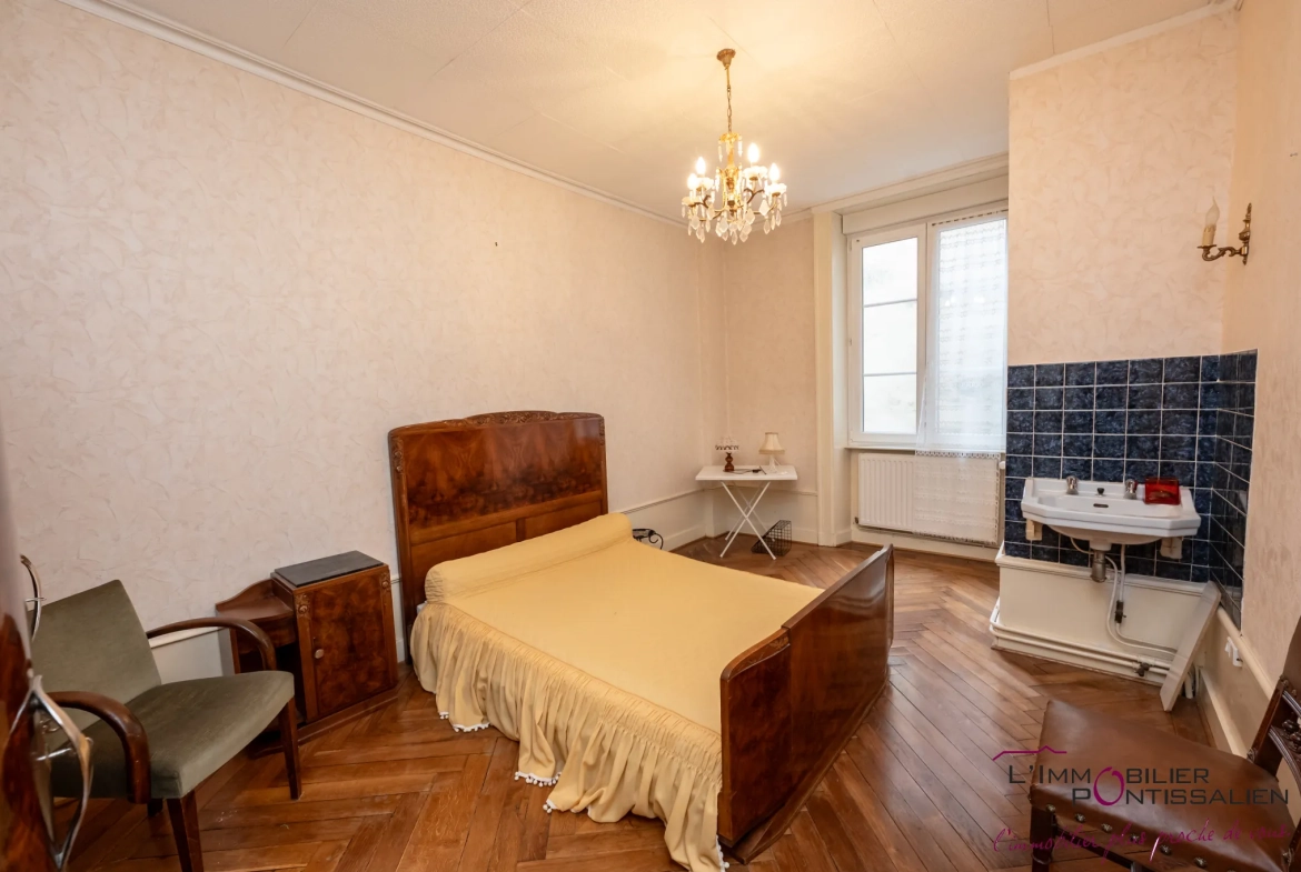 Appartement 4 pièces à Pontarlier proche hôpital avec cave et hauteurs sous plafond 