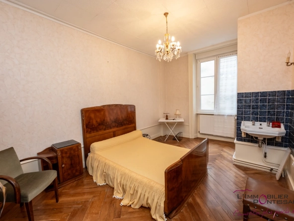 Appartement 4 pièces à Pontarlier proche hôpital avec cave et hauteurs sous plafond 