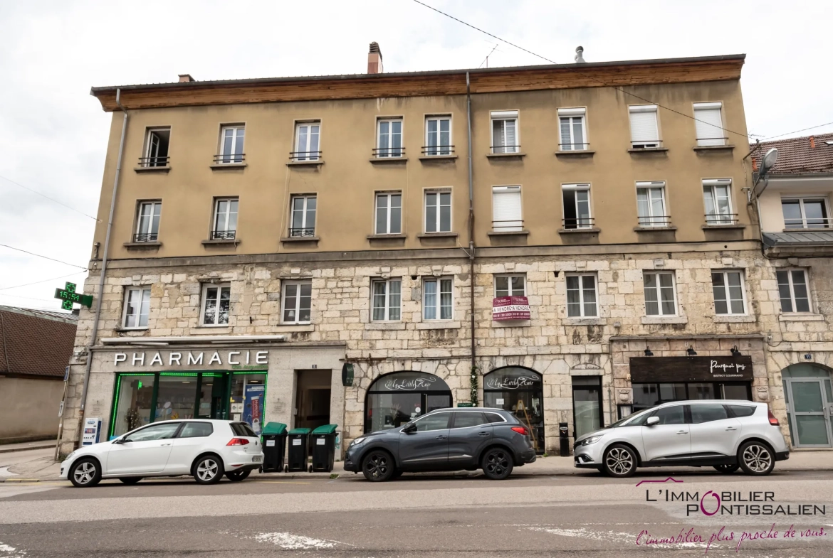 Appartement 4 pièces à Pontarlier proche hôpital avec cave et hauteurs sous plafond 
