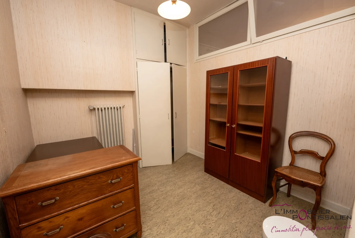 Appartement 4 pièces à Pontarlier proche hôpital avec cave et hauteurs sous plafond 