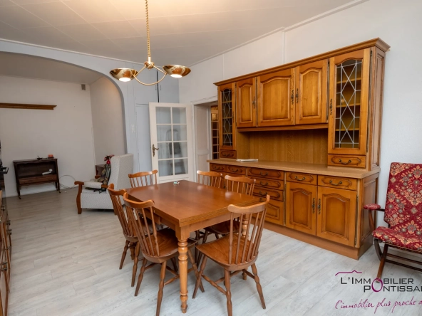 Appartement 4 pièces à Pontarlier proche hôpital avec cave et hauteurs sous plafond 