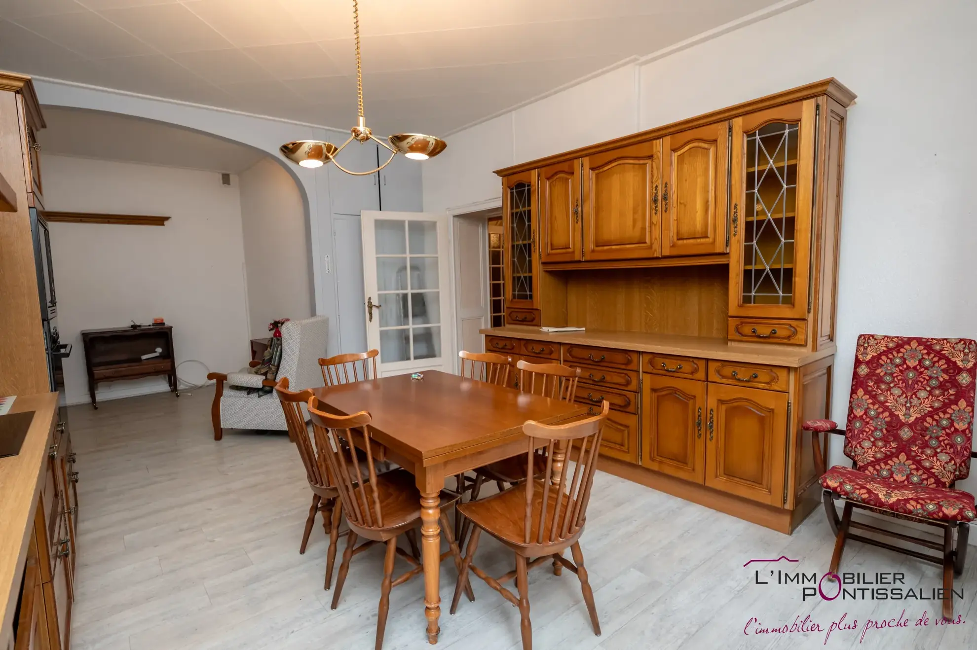 Appartement 4 pièces à Pontarlier proche hôpital avec cave et hauteurs sous plafond 