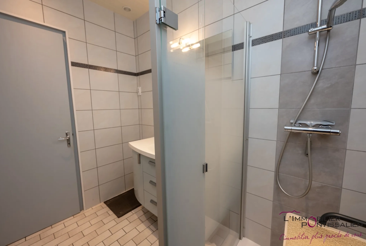 Appartement 4 pièces à Pontarlier proche hôpital avec cave et hauteurs sous plafond 