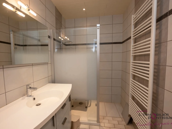 Appartement 4 pièces à Pontarlier proche hôpital avec cave et hauteurs sous plafond 