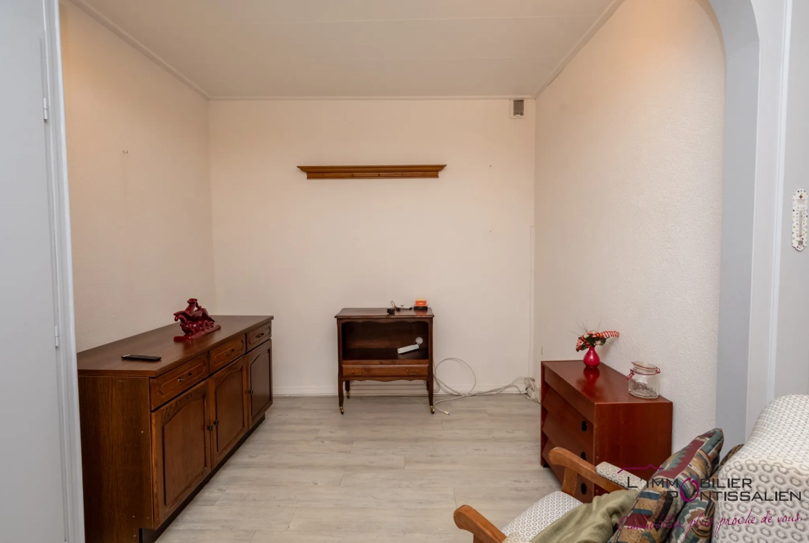Appartement 4 pièces à Pontarlier proche hôpital avec cave et hauteurs sous plafond 