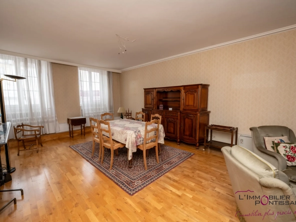 Appartement 4 pièces à Pontarlier proche hôpital avec cave et hauteurs sous plafond 