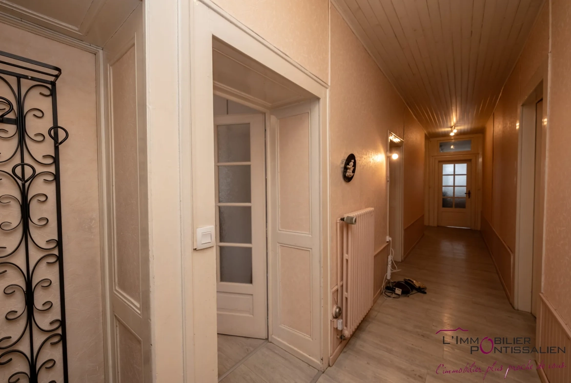 Appartement 4 pièces à Pontarlier proche hôpital avec cave et hauteurs sous plafond 