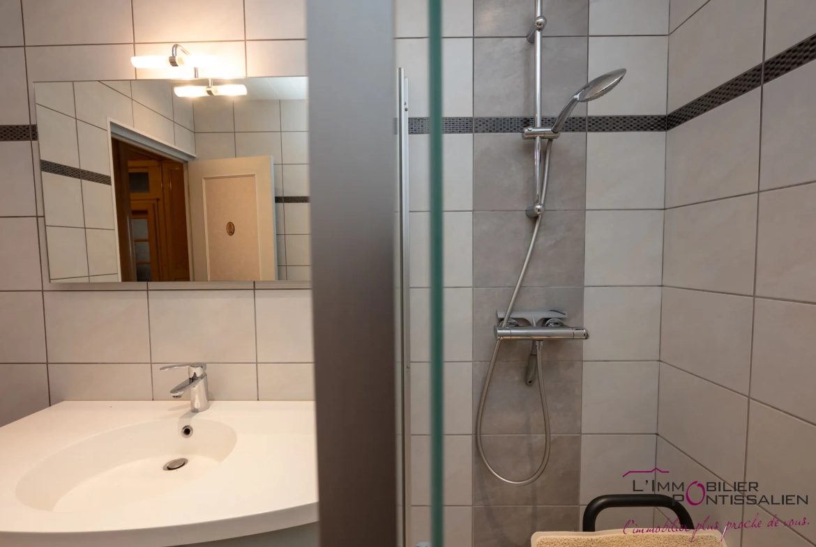 Appartement 4 pièces à Pontarlier proche hôpital avec cave et hauteurs sous plafond 