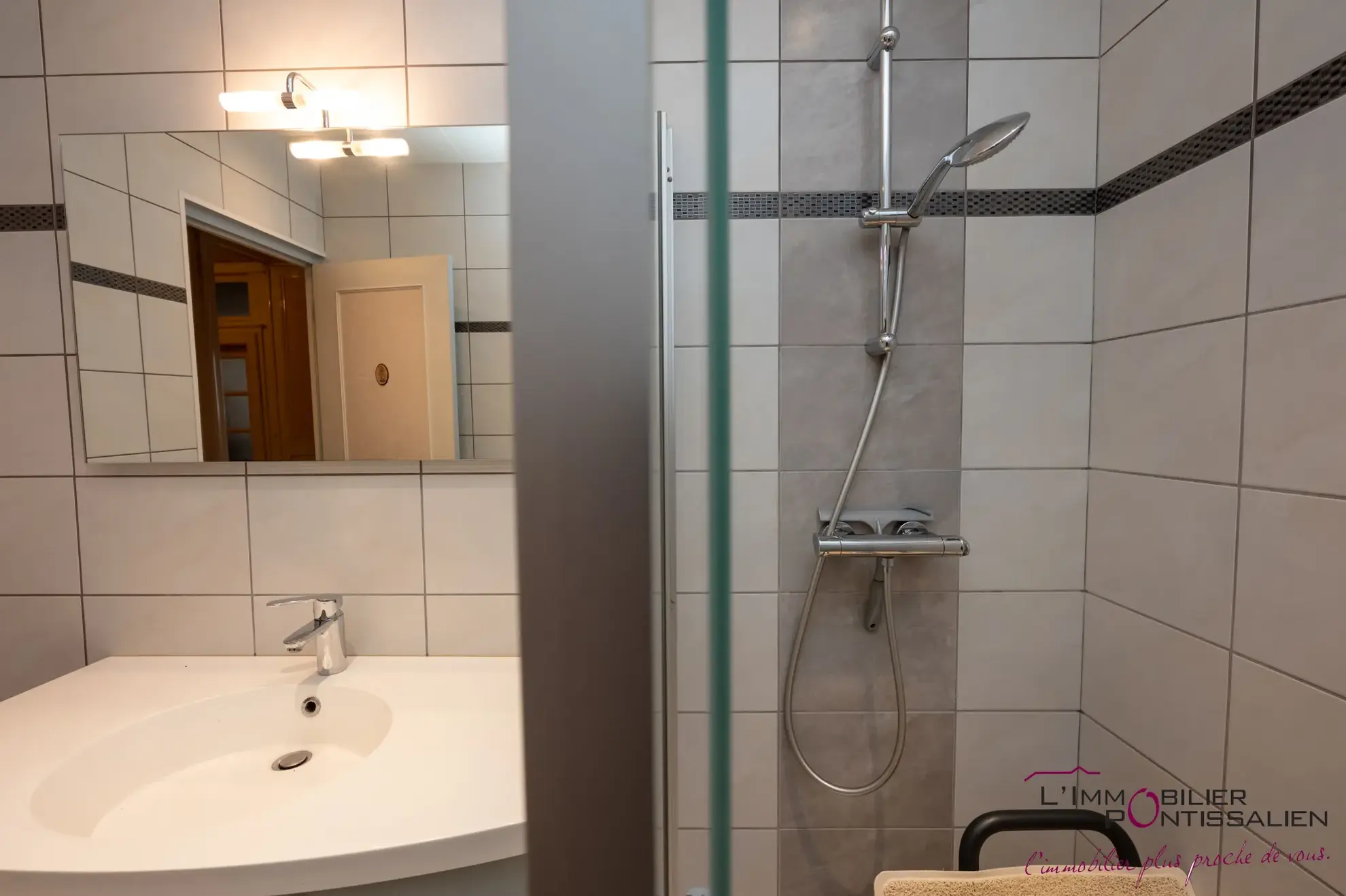 Appartement 4 pièces à Pontarlier proche hôpital avec cave et hauteurs sous plafond 