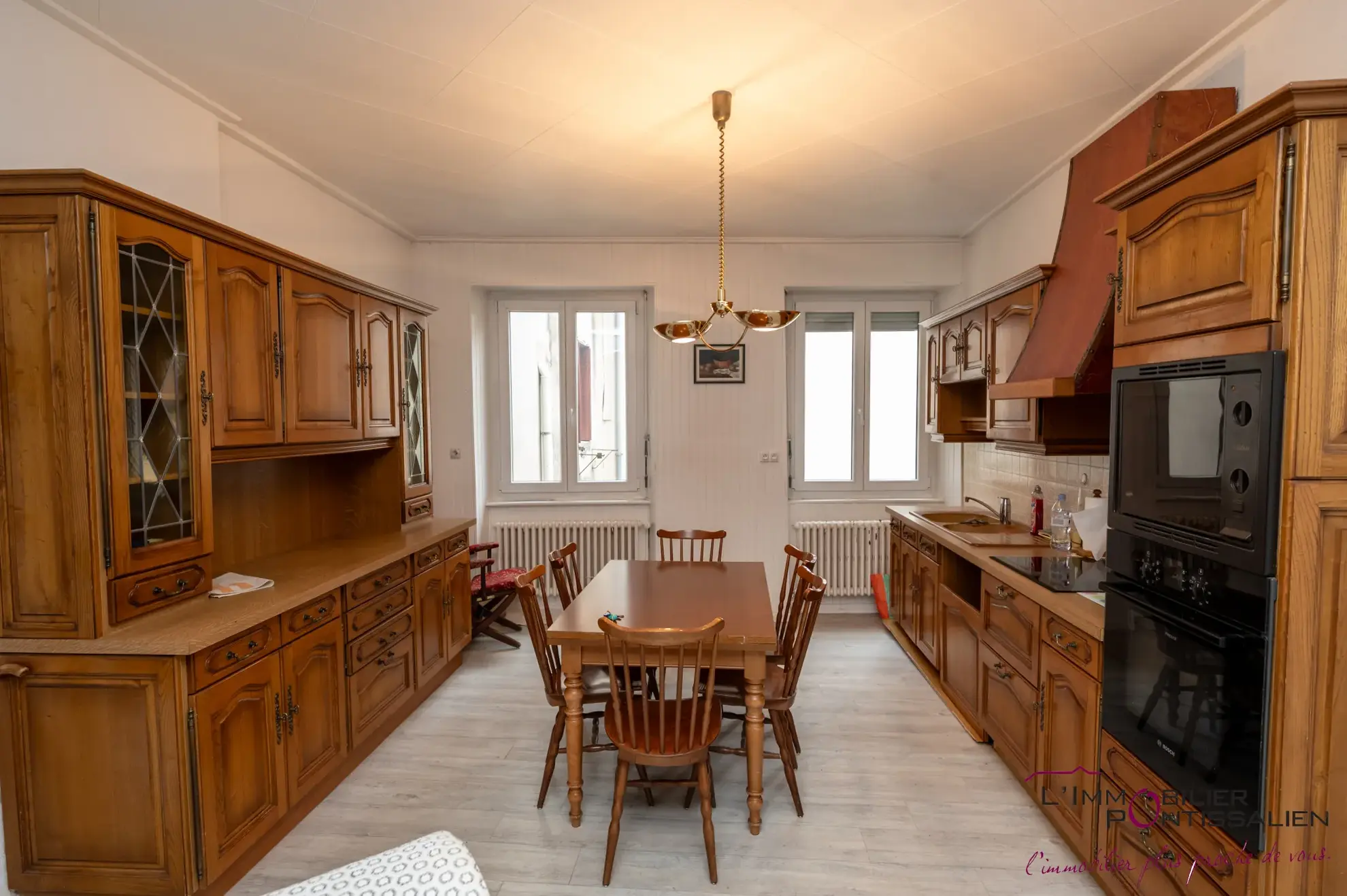 Appartement 4 pièces à Pontarlier proche hôpital avec cave et hauteurs sous plafond 