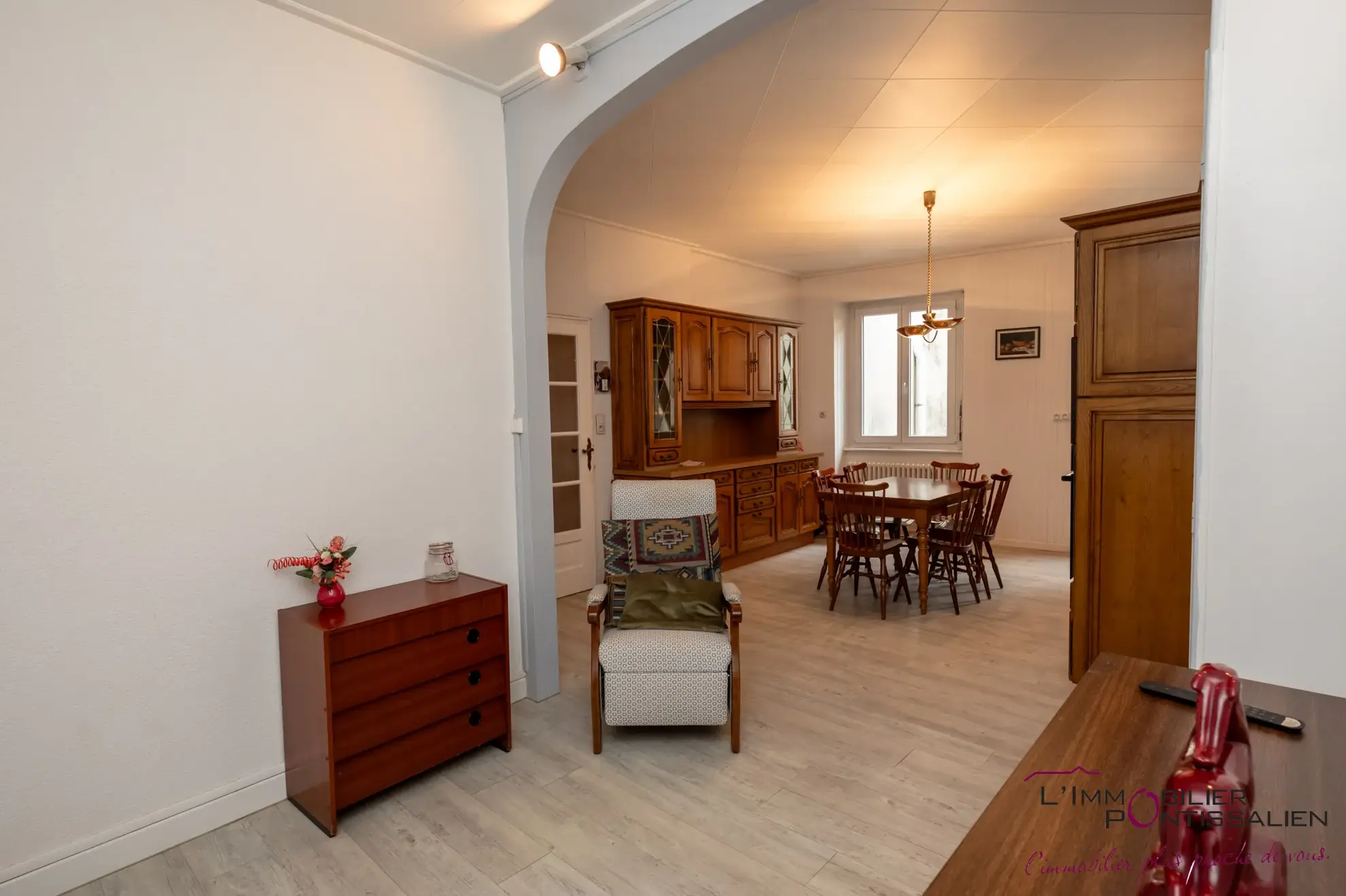 Appartement 4 pièces à Pontarlier proche hôpital avec cave et hauteurs sous plafond 