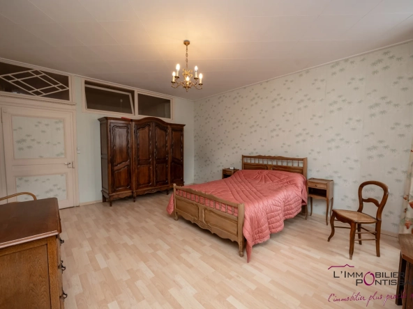 Appartement 4 pièces à Pontarlier proche hôpital avec cave et hauteurs sous plafond 