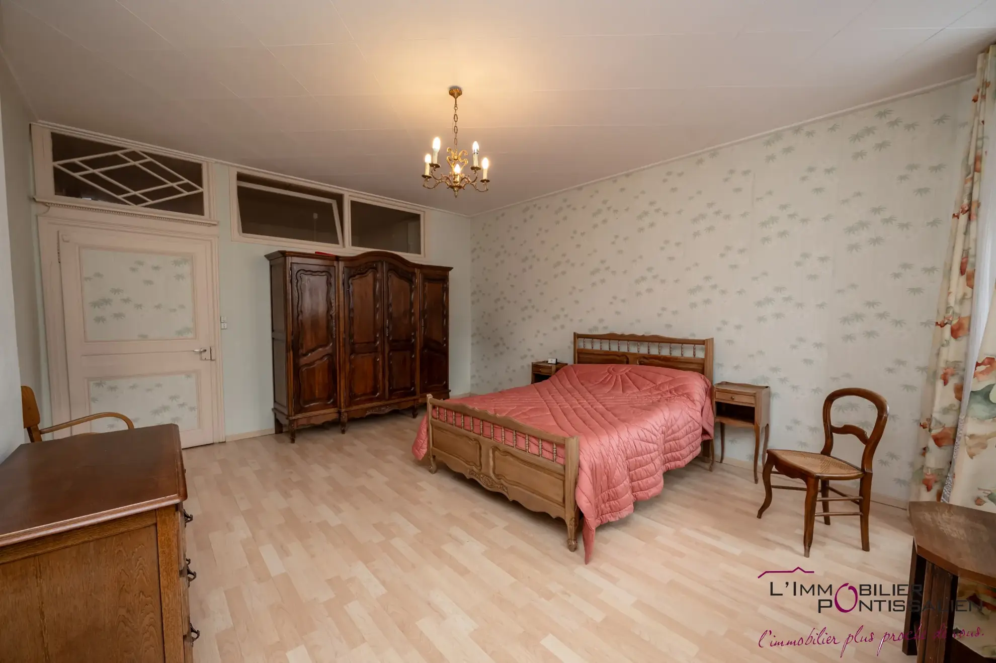 Appartement 4 pièces à Pontarlier proche hôpital avec cave et hauteurs sous plafond 