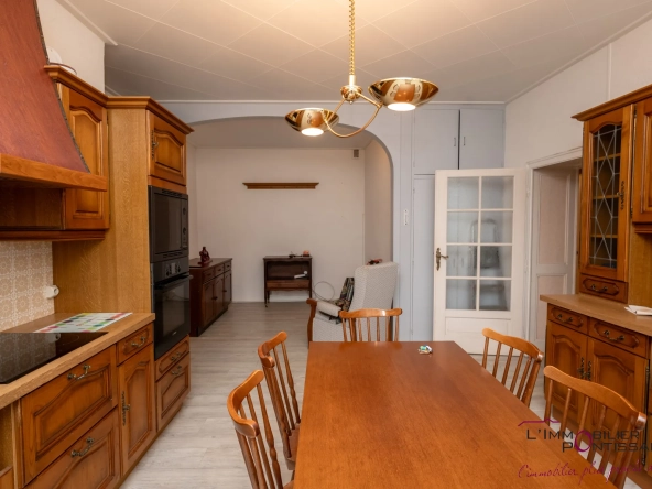 Appartement 4 pièces à Pontarlier proche hôpital avec cave et hauteurs sous plafond 