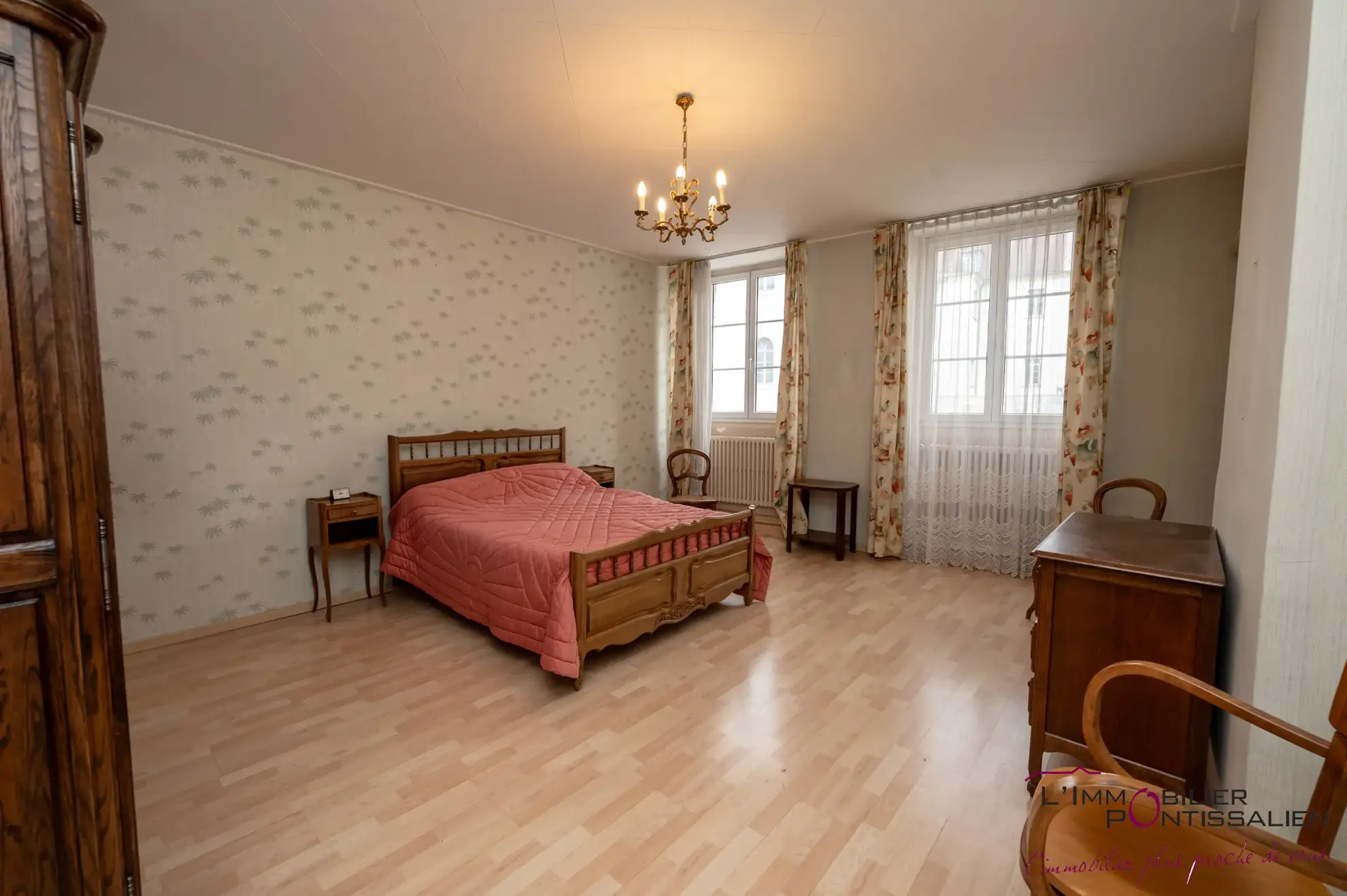 Appartement 4 pièces à Pontarlier proche hôpital avec cave et hauteurs sous plafond 