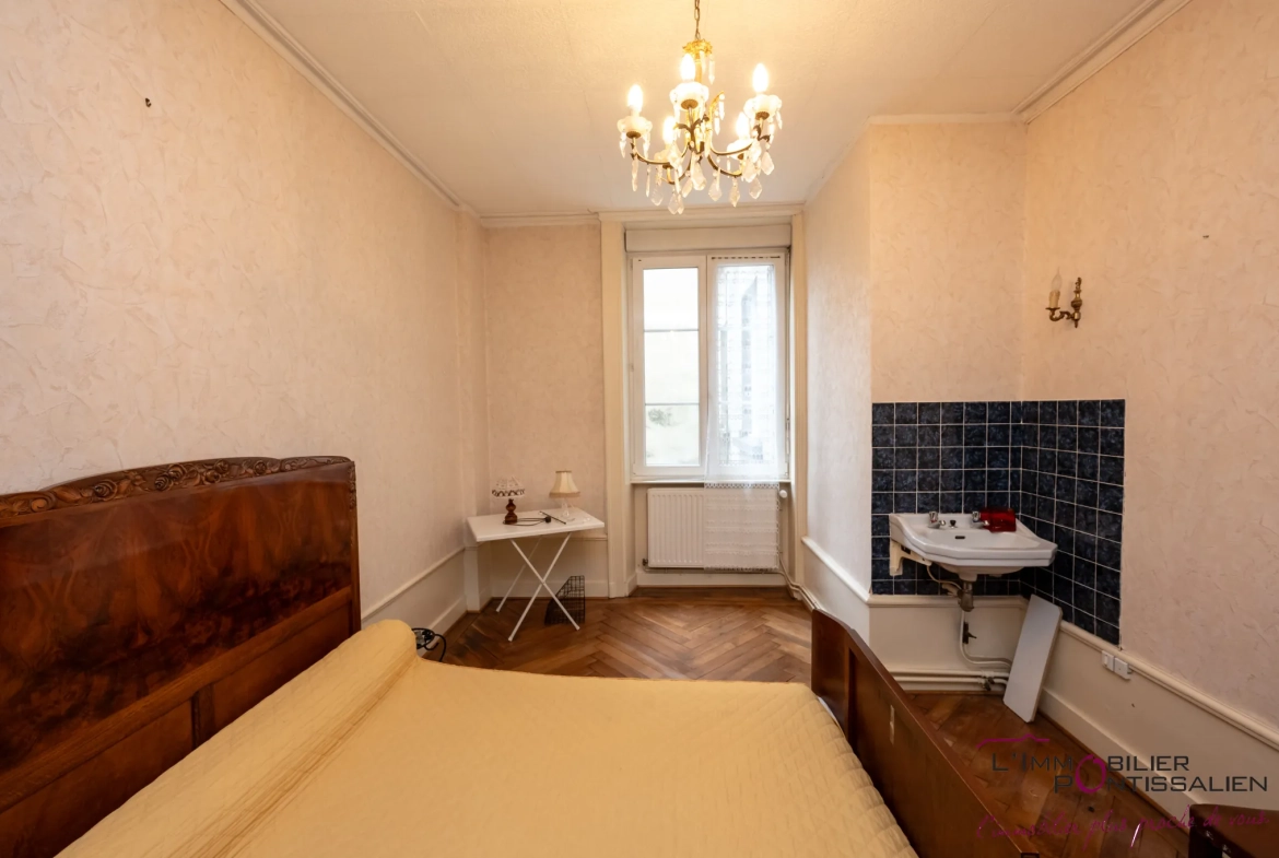 Appartement 4 pièces à Pontarlier proche hôpital avec cave et hauteurs sous plafond 