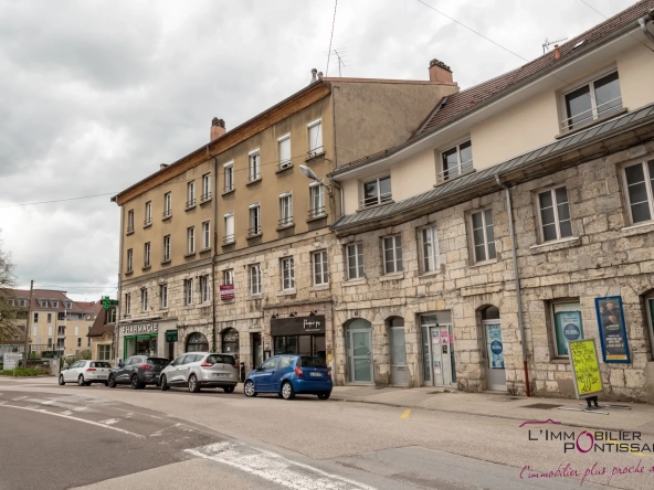 Appartement 4 pièces à Pontarlier proche hôpital avec cave et hauteurs sous plafond 
