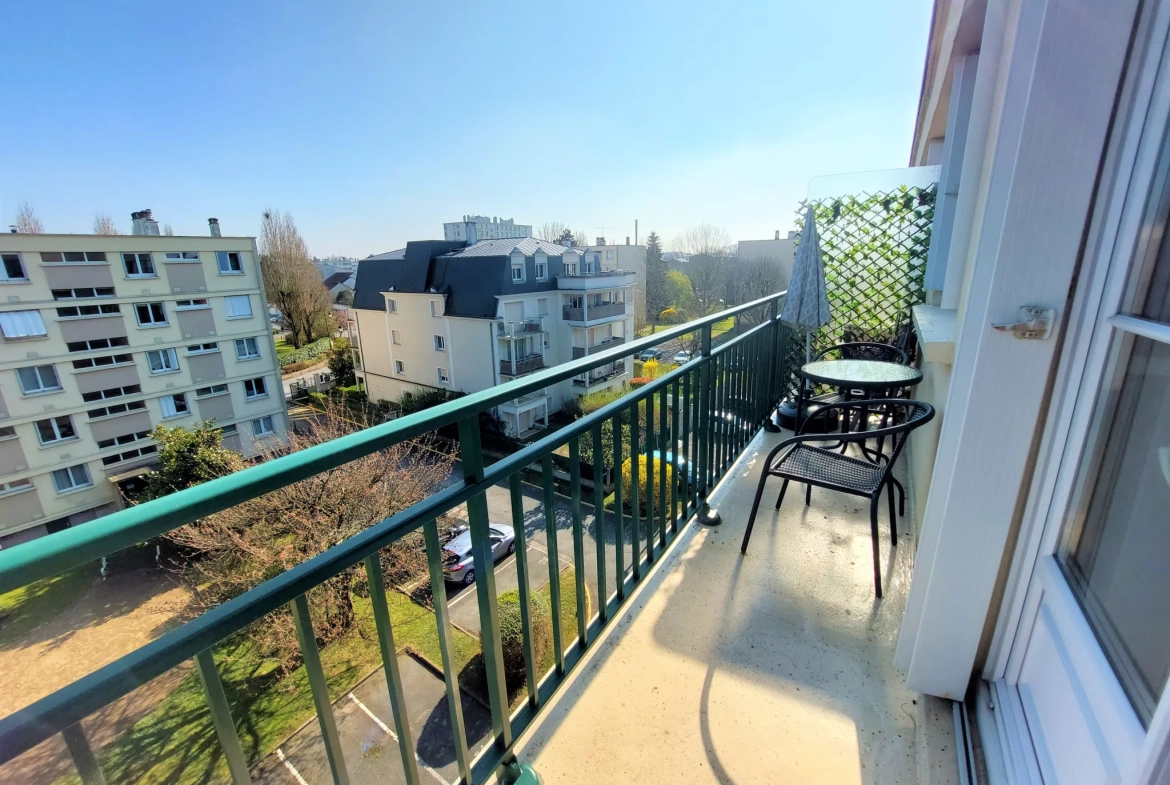 Appartement F2 avec balcon, cave et parking à Le Plessis-Trévise 