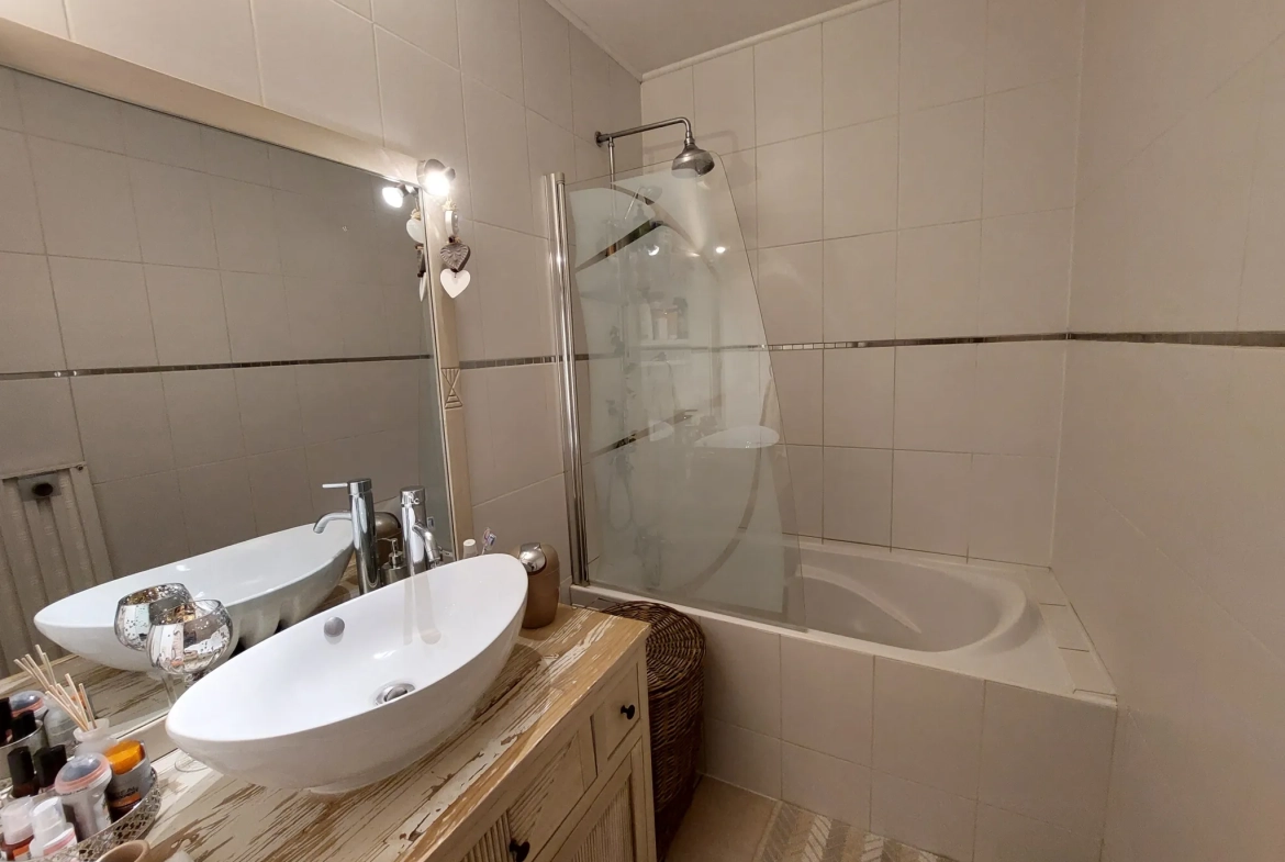 Appartement F2 avec balcon, cave et parking à Le Plessis-Trévise 