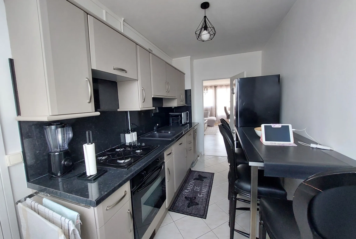 Appartement F2 avec balcon, cave et parking à Le Plessis-Trévise 