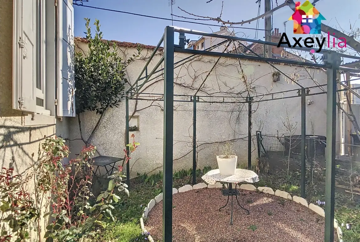 Maison familiale à Roanne avec 4 chambres, jardin et garage proche gare 
