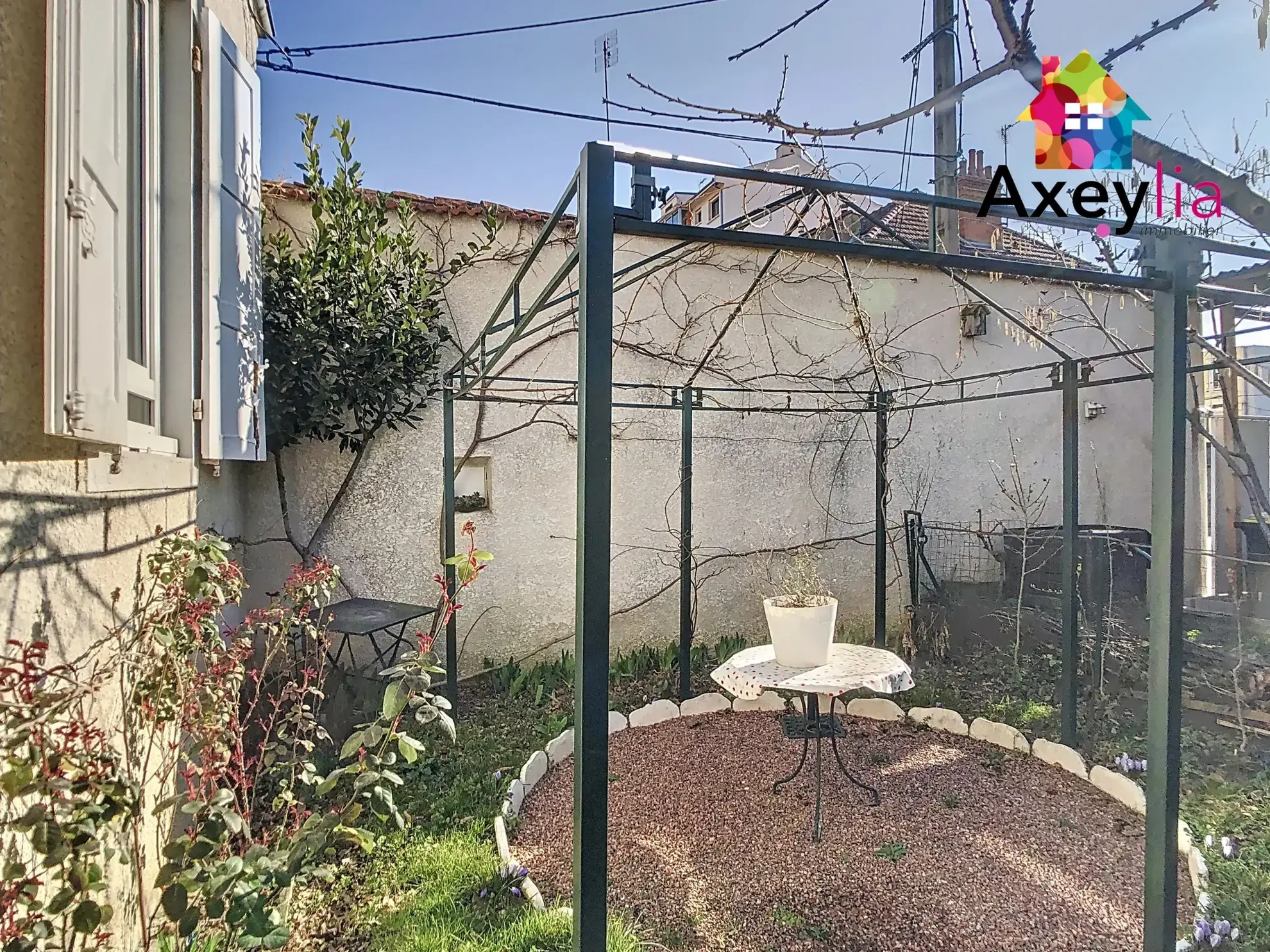 Maison familiale à Roanne avec 4 chambres, jardin et garage proche gare 
