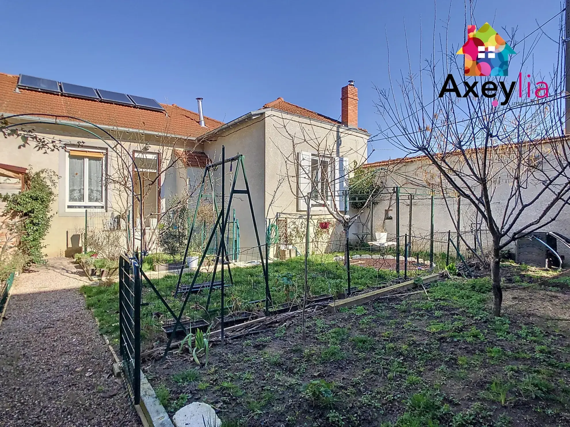 Maison familiale à Roanne avec 4 chambres, jardin et garage proche gare 