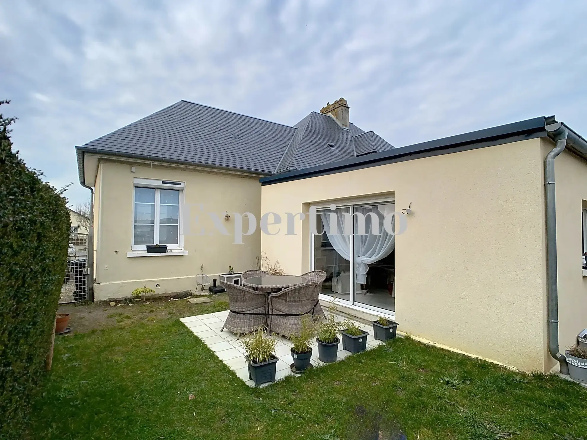 Maison rénovée de plain-pied avec jardin à Hottot-les-Bagues 
