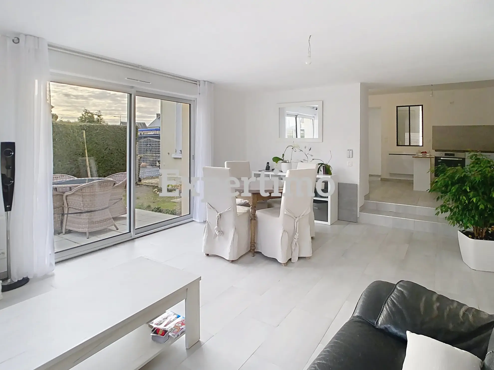Maison rénovée de plain-pied avec jardin à Hottot-les-Bagues 