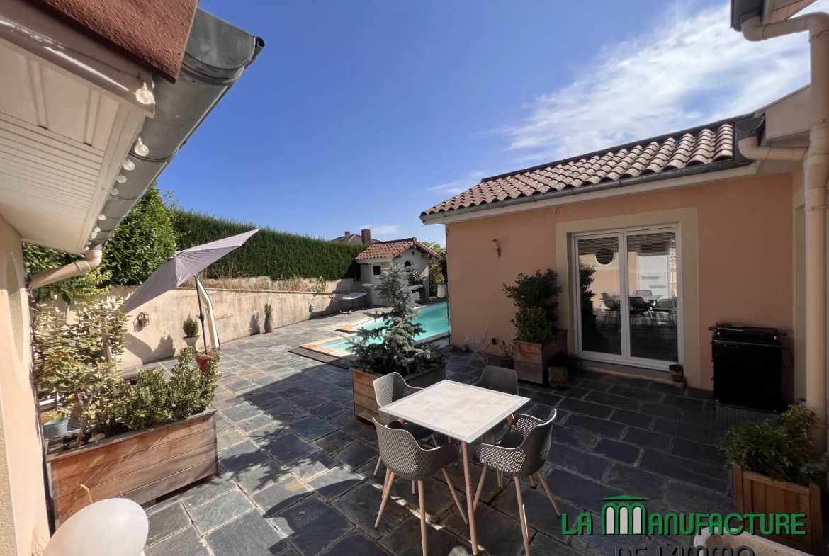 Villa 4 chambres avec piscine, garage, et chalet en bois à Fontanes, Loire 
